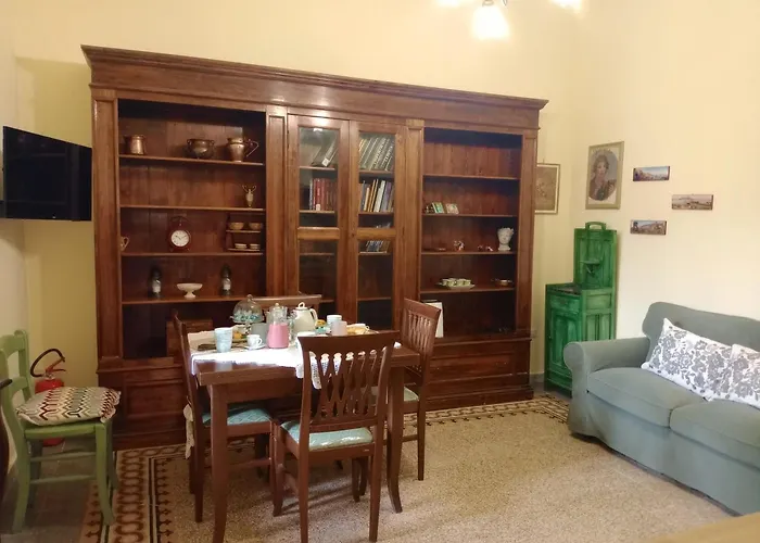 Bright 2-Bedroom Apartment Near Napoli