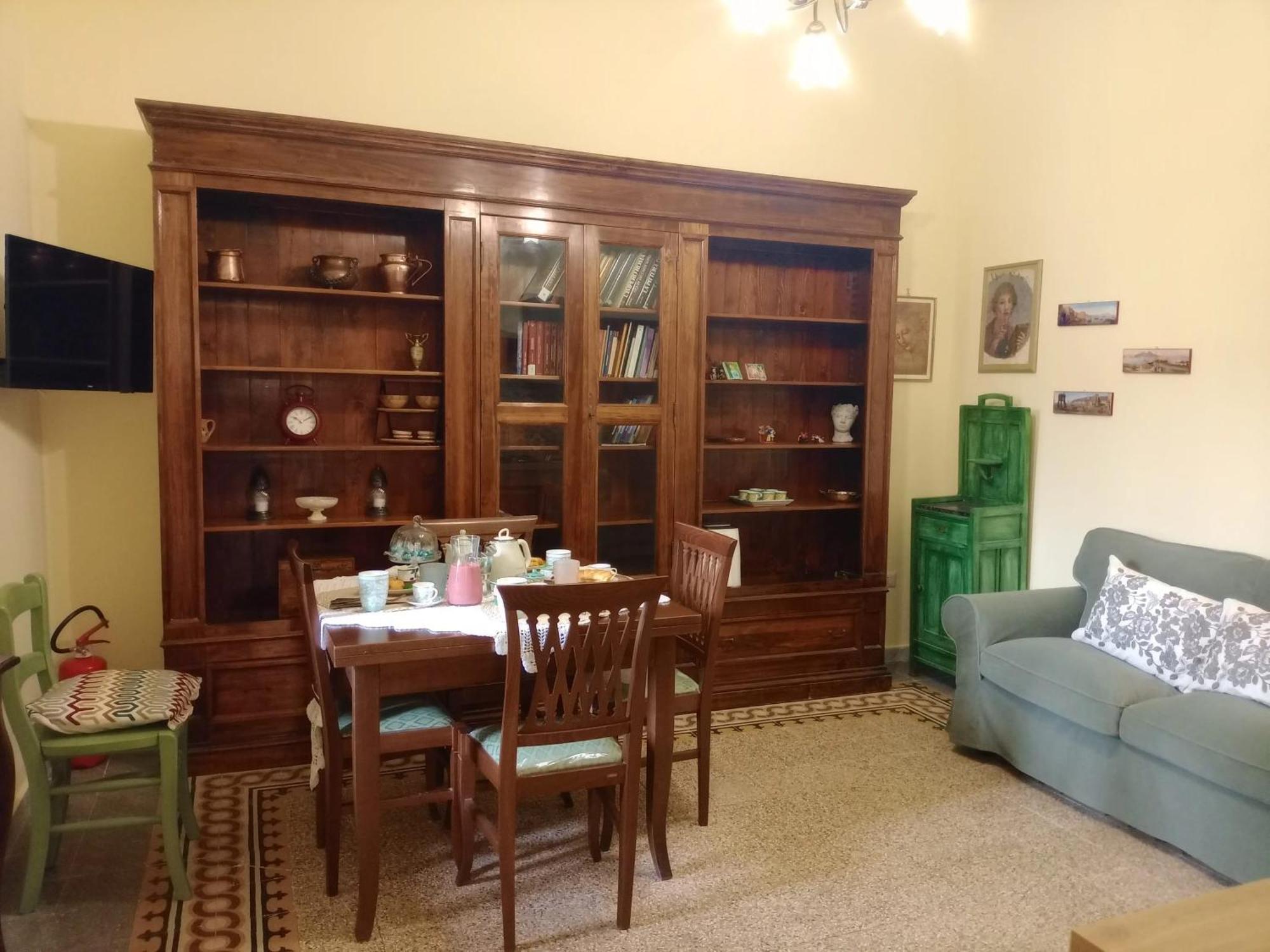 Bright 2-bedroom Near Napels